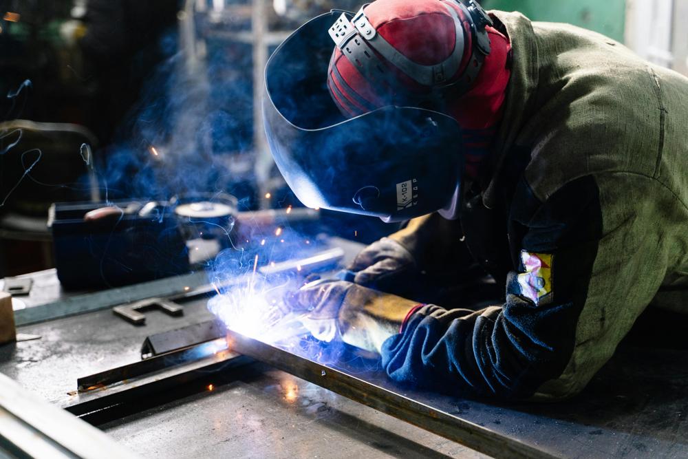 Jak wybrać spawarkę: przewodnik po technologiach i zastosowaniach dla domu i przemysłu